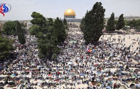 عشرات الآلاف الفلسطينيين يتوافدون على القدس لصلاة الجمعة الثالثة من رمضان