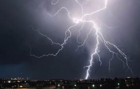 صاعقة رعدية تقتل شخصا وتصيب اخر في طهران