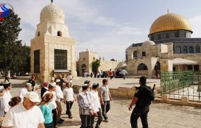 مجموعات من المستوطنين يدنسون الأقصى بحماية جنود الاحتلال