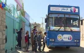 شاهد.. حافلة تجول شوارع افغانستان وهي عبارة عن مكتبة جوالة 