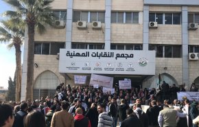 النقابات الأردنية تمضي في إضرابها رغم تغيير رئيس الوزراء

