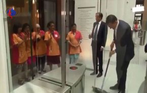 شاهد.. رئيس الوزراء ينظف الأرض وعمال النظافة يراقبونه!!
