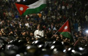 بالفيديو: هجوم غير مسبوق من مواطنين أردنيين على الملك عبدالله والملكة رانيا