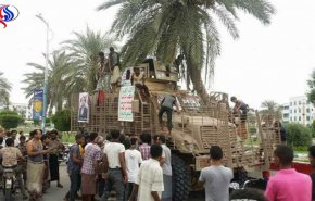 بالصور: اليمنيون يجوبون بالمدرعات الإماراتية بالحديدة استعدادا ليوم القدس العالمي