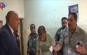 بالفيديو.. محافظ نينوى العراقية يطرد الموظفين من مكاتبهم والسبب ..