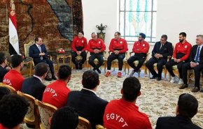 بالصور.. السيسي يستقبل بعثة المنتخب المصري ويطمئن على صحة صلاح