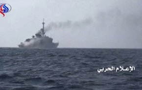 شاهد؛ استهداف بارجة وتهديد بإطلاق صواريخ علی الدول المعتدية