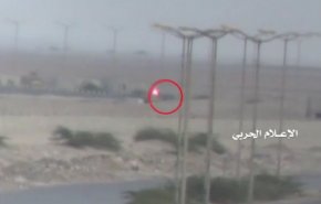 بالفيديو.. حمم تصلي مدرعات العدوان في الحديدة