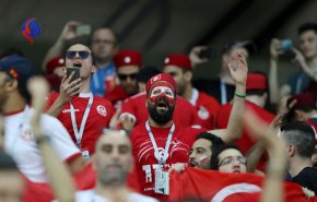 بالصور :جمهور تونس يرفع أعلام فلسطين في مباراة إنجلترا 