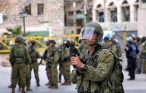  الاحتلال يعتقل 22 فلسطينيا في الضفة.. والمقاومة تردّ بإطلاق النار