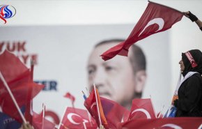 بالفيديو.. اردوغان يفوز في الانتخابات وحزبه يخسر مقاعد