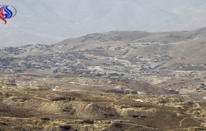 مئات اللاجئين السوريين يغادرون بلدة عرسال اللبنانية الى ديارهم