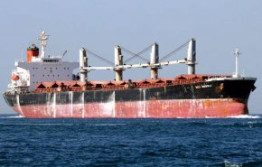 دخول سفينة مساعدات تركية إلى ميناء الصليف غرب اليمن