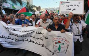 المئات يتظاهرون في نابلس يطالبون برفع العقوبات عن غزة وإنهاء الانقسام