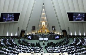 نواب إيرانيون يطالبون وزارة الخارجية باستدعاء السفير الفرنسي