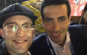 صورة لأبو تريكة مع مشجع إسرائيلي تثير الجدل واللاعب يرد
