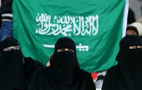 السعودية..جدل واسع حول حقوق المرأة في السفر