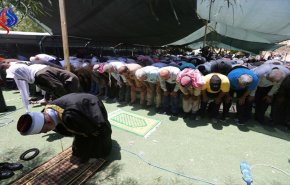 الفلسطينيون يؤدون صلاة الجمعة في الخان الاحمر ردا على الاحتلال
