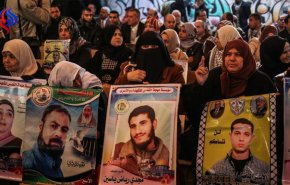 شاهد..احتجاج الفلسطينيين ضد سرقة رواتب الشهداء والأسری