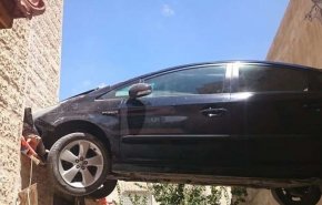 سيارة تسقط بين بنائين في الاردن!