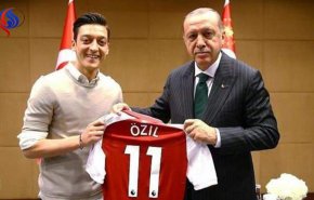 اوزيل يعلن اعتزاله اللعب الدولي متعللا بمشاعر العنصرية ضده 