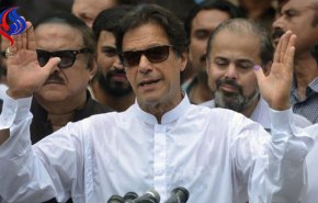 عمران خان يستعد لإجراء محادثات تشكيل ائتلاف في باكستان