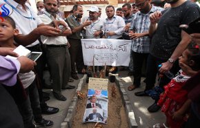 1000 موظف بالأونروا يهددون بالإضراب عن الطعام في غزة