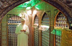 بالصور: إزالة الغبار عن ضریح الإمام الرضا (ع) بحضور قائد الثورة