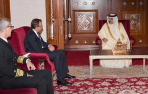 ملك البحرين يلتقي قائد الأسطول الخامس وسط توترات في الخليج الفارسي!