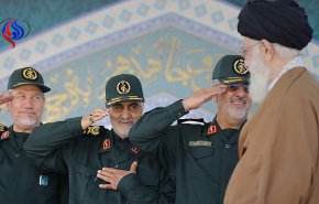 كاتب عراقي: ايران لن تركع مادام فيها الخامنئي وسليماني