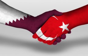 القطريون یدعمون الليرة التركية