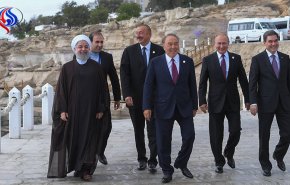 بالصور؛ رؤساء قمة بحر قزوين يطلقون صغار سمك الكافيار في البحر
