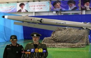 نسل جدید موشک‌های نقطه‌زن زمینی و دریایی با نام «مبین» رونمایی شد
