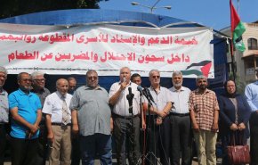 وقفة بغزة رفضاً لقطع السلطة رواتب الأسرى بسجون الاحتلال