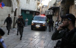 شاهد؛ إصابة جندي بعملية طعن بالقدس واستشهاد المنفذ