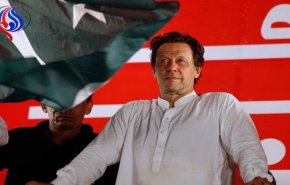 من هو عمران خان الذي تعهد ببناء 