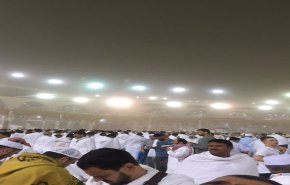 بالصور.. عواصف ترابية وأمطار رعدية على محيط الحرم المكى والحجاج يرتدون كمامات