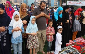  صلاة النساء بجانب الرجال بالعيد تثير جدلًا في مصر!
