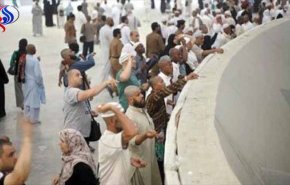 الحجاج يواصلون مناسك الحج برمي الجمرات في مشعر منى