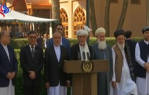 شاهد.. الرئيس الافغاني يرفض استقالات الوزراء 