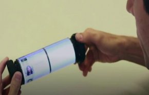 كمبيوتر لوحي له شاشة مرنه ويمكن لفها