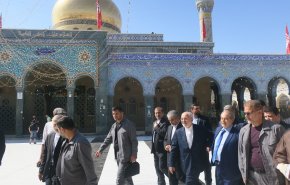 ظريف يزور مرقد السيدة زينب (سلام الله عليها) بدمشق