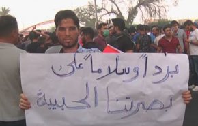 ماذا فعل هؤلاء حين احتشدت التظاهرات بساحة البصرة.. شاهد الفيديو