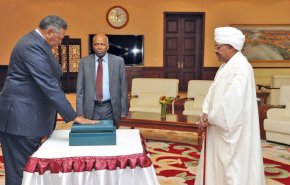 السودان.. البشير يحل الحكومة ويعين 