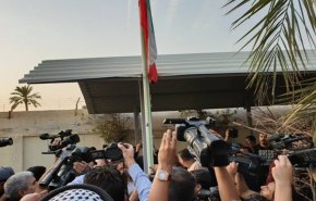السفير الايراني يرفع علم ايران في قنصلية البصرة مجدداً