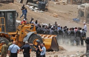 جرافات الاحتلال تحاول اغلاق الطرق المؤدية للخان الاحمر والاهالي يتصدون لها