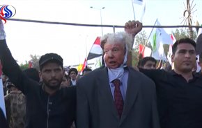 البصرة تحرق دمية ترامب أمام القنصلية الايرانية