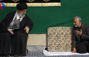 شاهد: عندما يقبل قائد الثورة راس اللواء قاسم سليماني 
