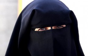 شاهد... سيدة كويتية تقتحم بنكًا بالنقاب
