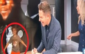 بالفيديو.. ابن مذيعة يقتحم استوديو الأخبار!!